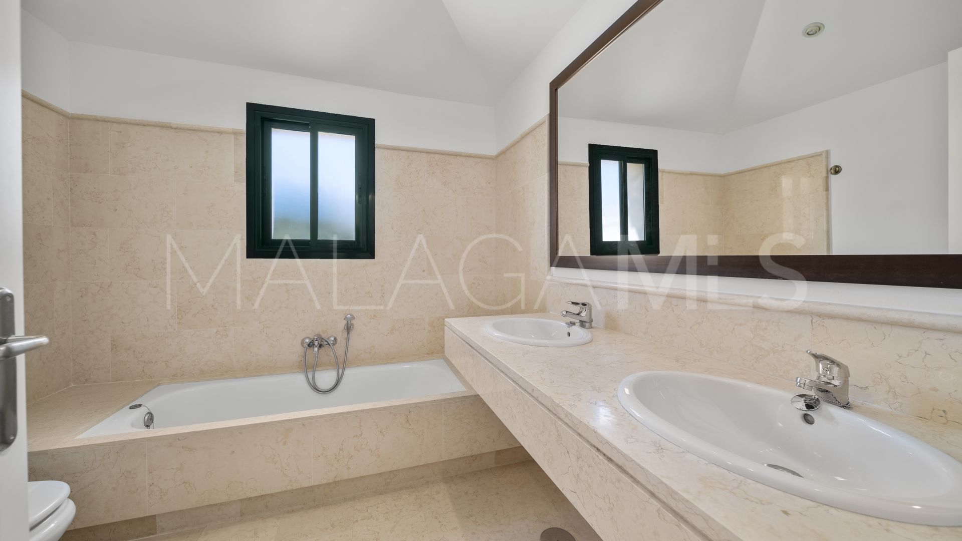 Duplex penthouse with 3 bedrooms for sale in Los Capanes del Golf