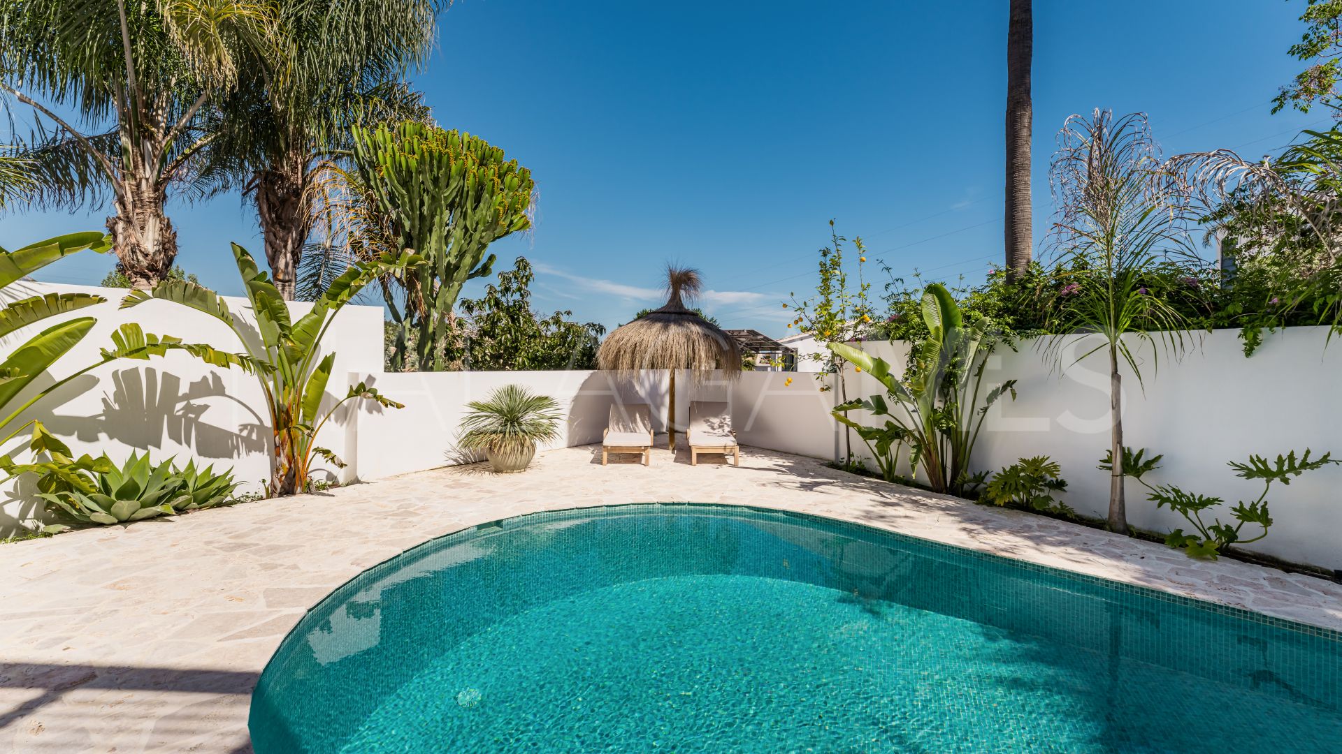 Nueva Andalucia 5 bedrooms villa for sale