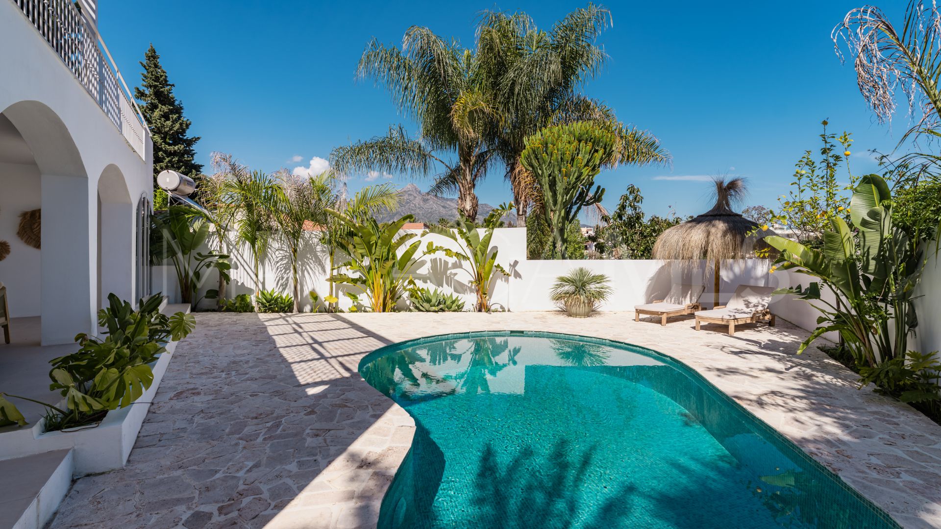 Nueva Andalucia 5 bedrooms villa for sale
