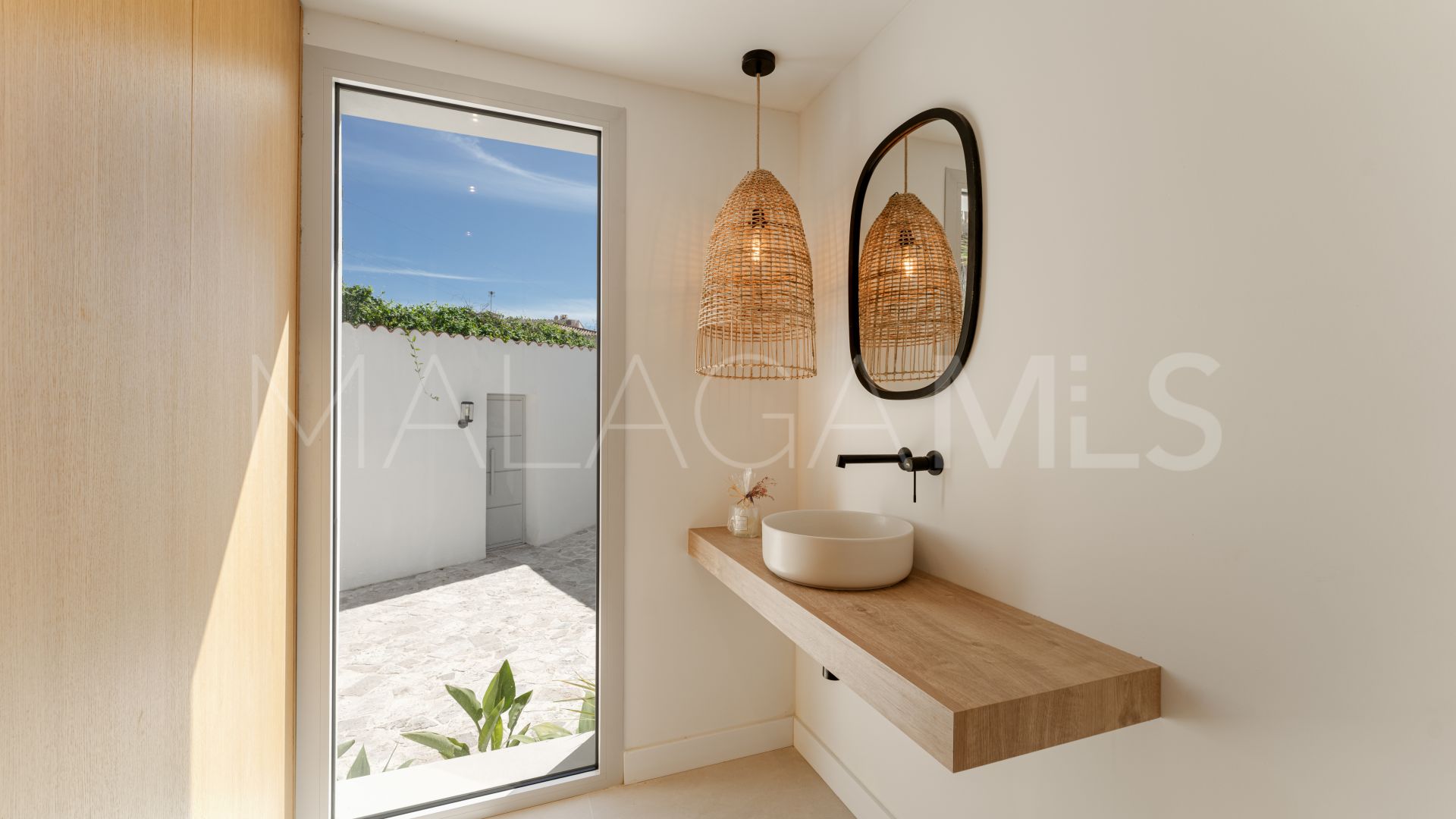 Nueva Andalucia 5 bedrooms villa for sale
