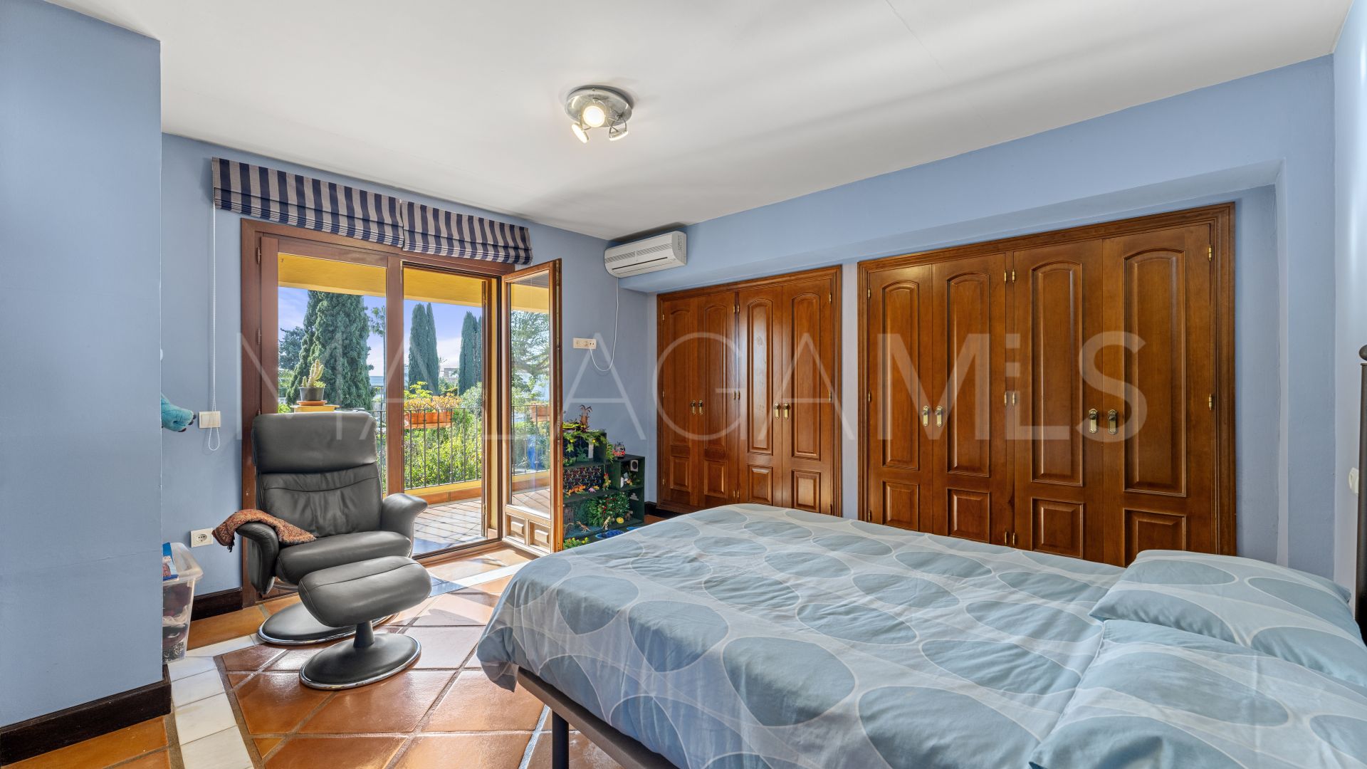 Buy villa in Cortijo Blanco