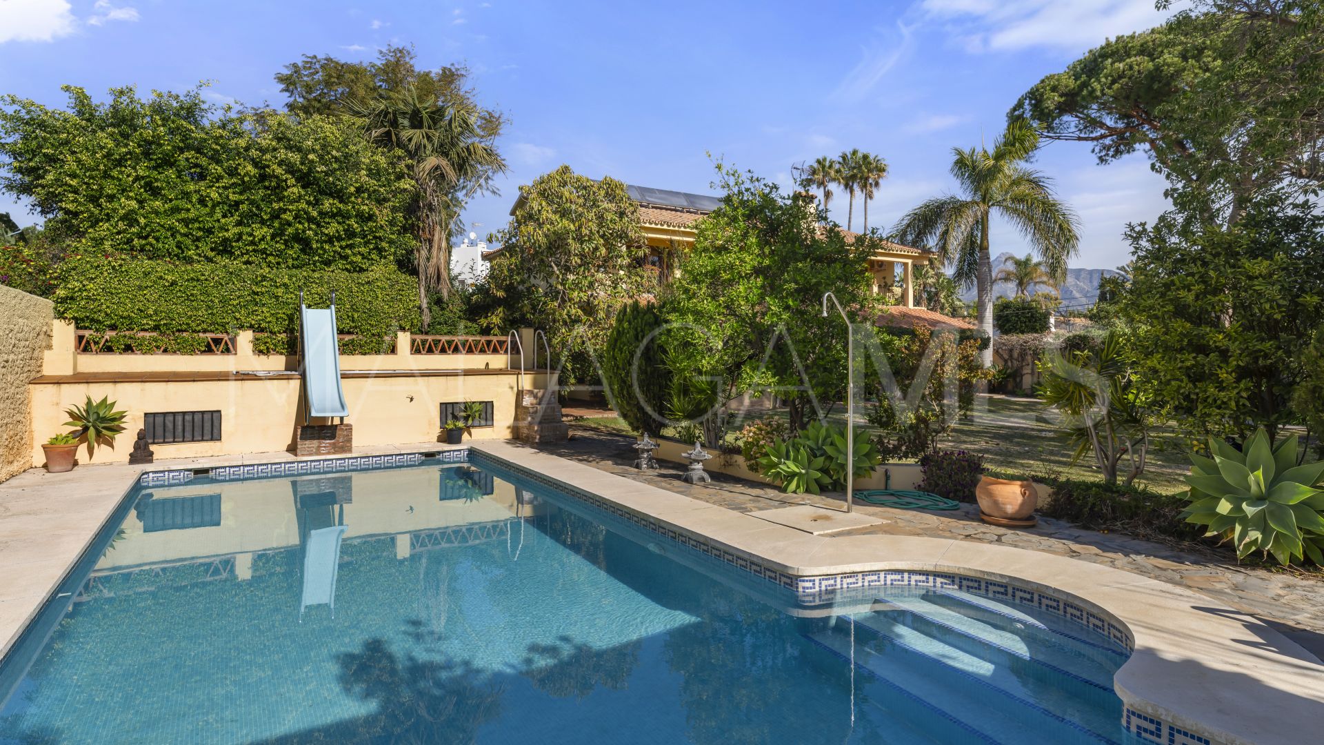 Buy villa in Cortijo Blanco