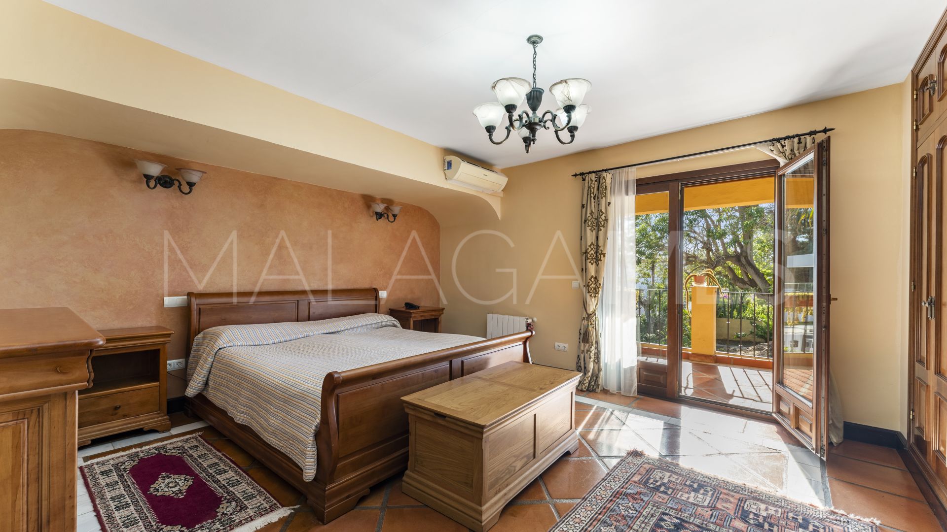 Buy villa in Cortijo Blanco