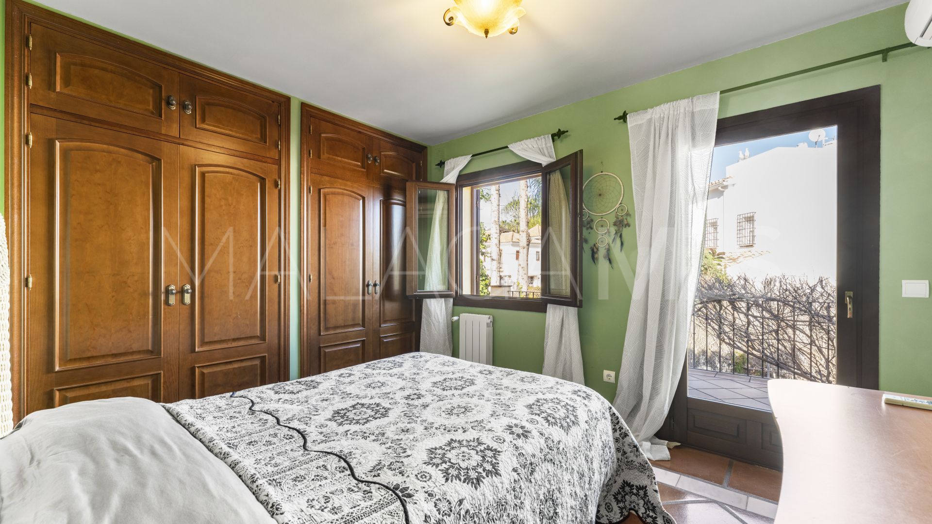 Buy villa in Cortijo Blanco