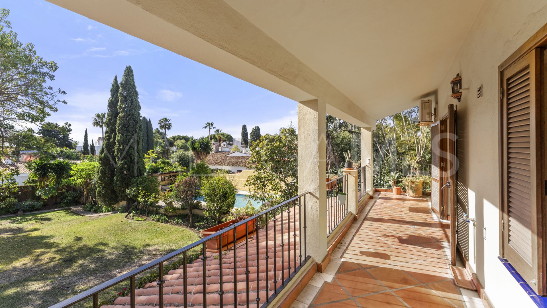 Buy villa in Cortijo Blanco