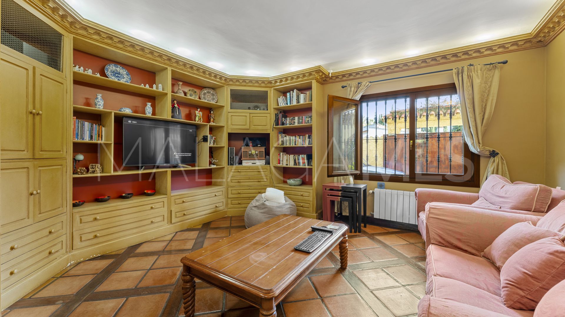 Buy villa in Cortijo Blanco