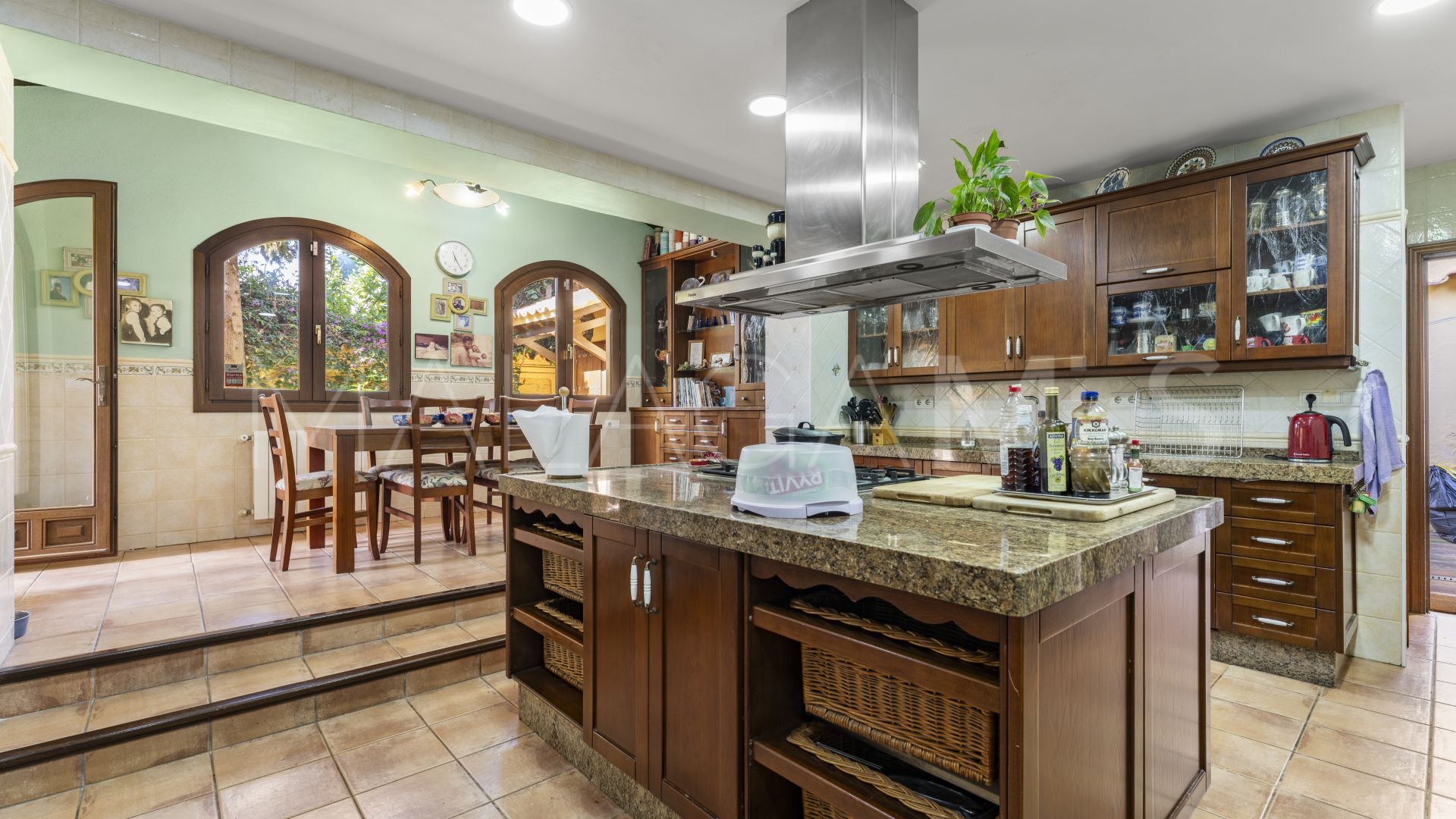 Buy villa in Cortijo Blanco