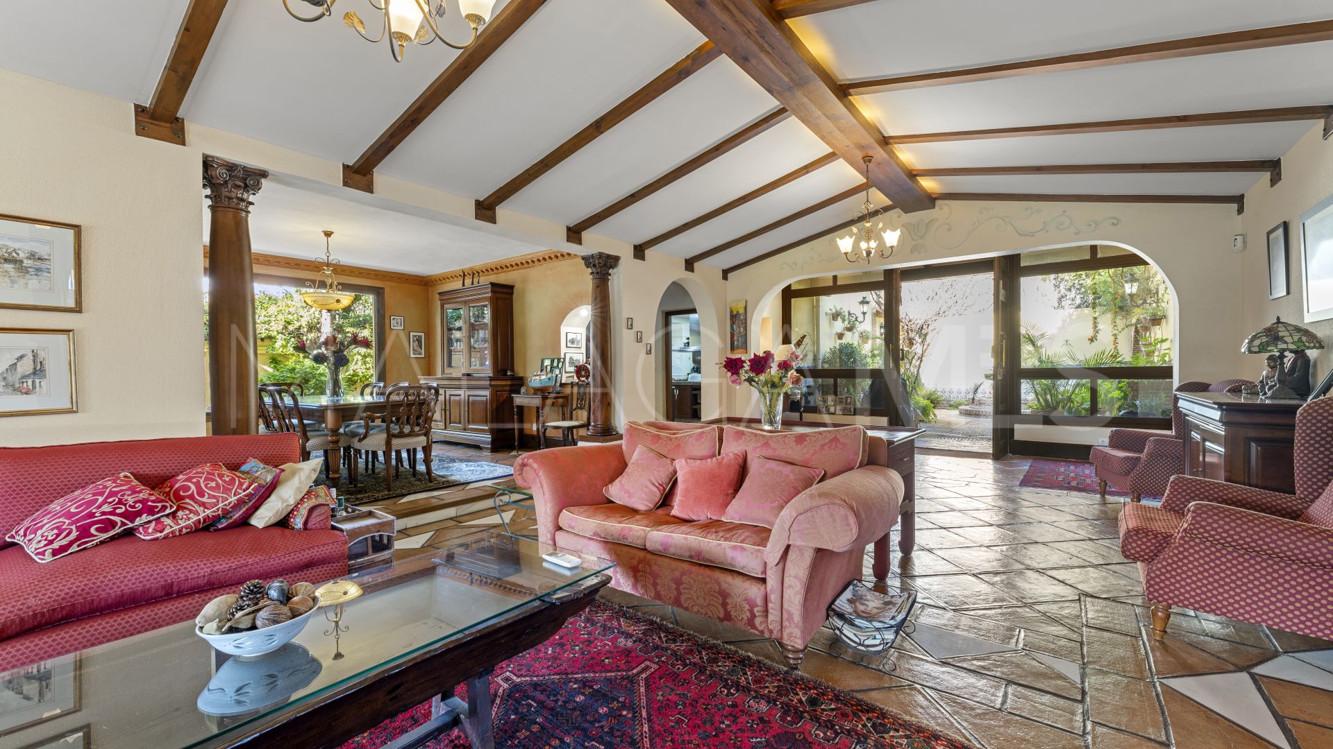Buy villa in Cortijo Blanco