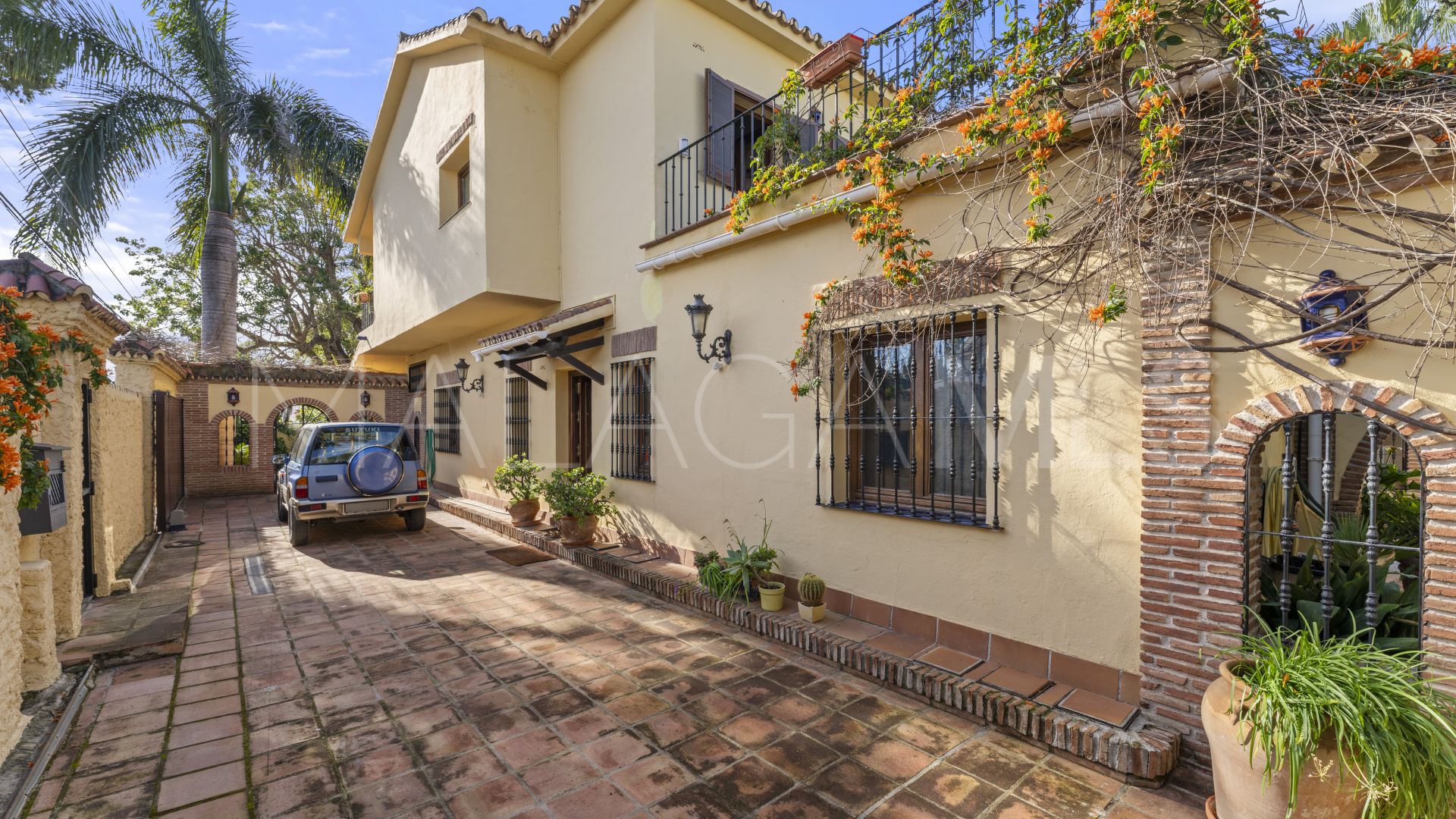 Buy villa in Cortijo Blanco