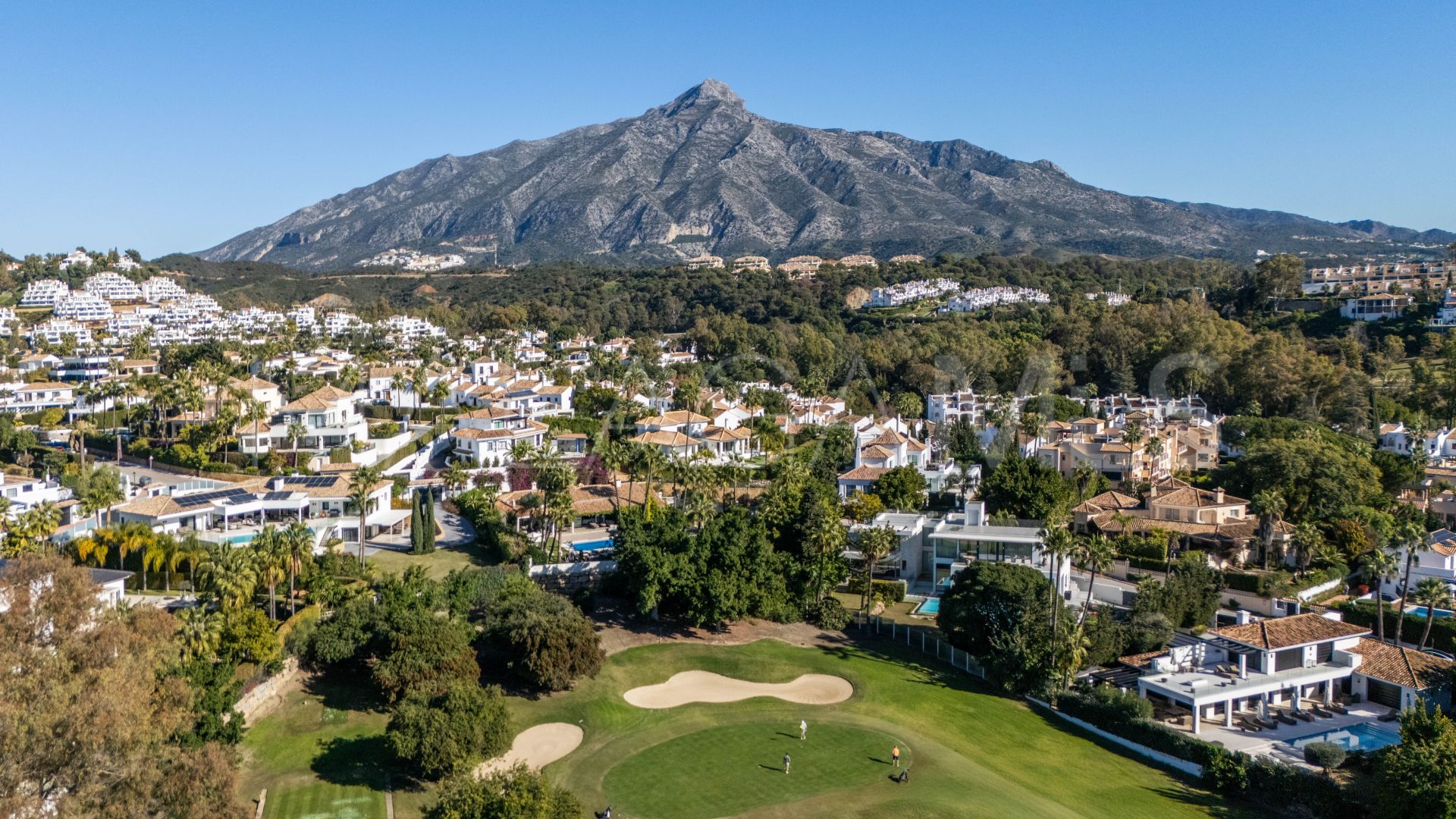 For sale 6 bedrooms villa in Nueva Andalucia