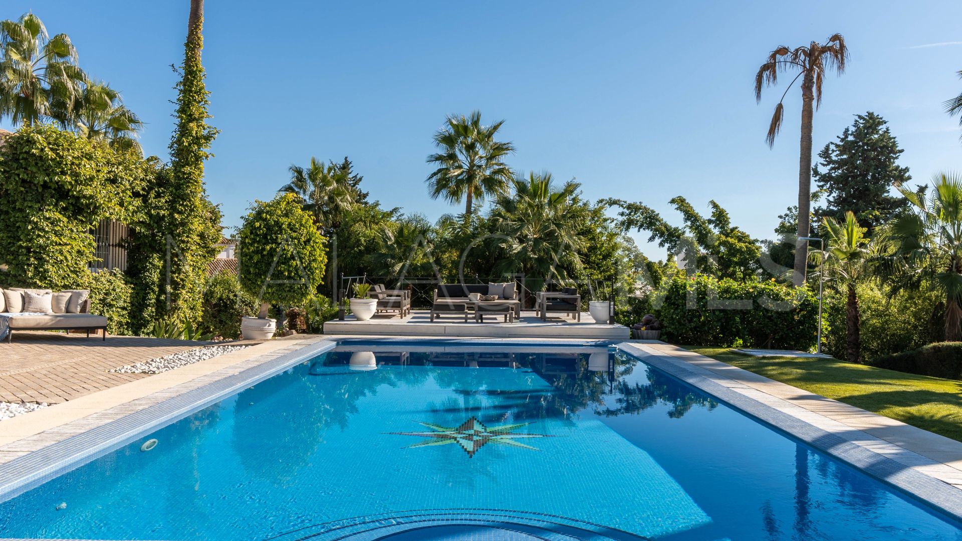 For sale 6 bedrooms villa in Nueva Andalucia