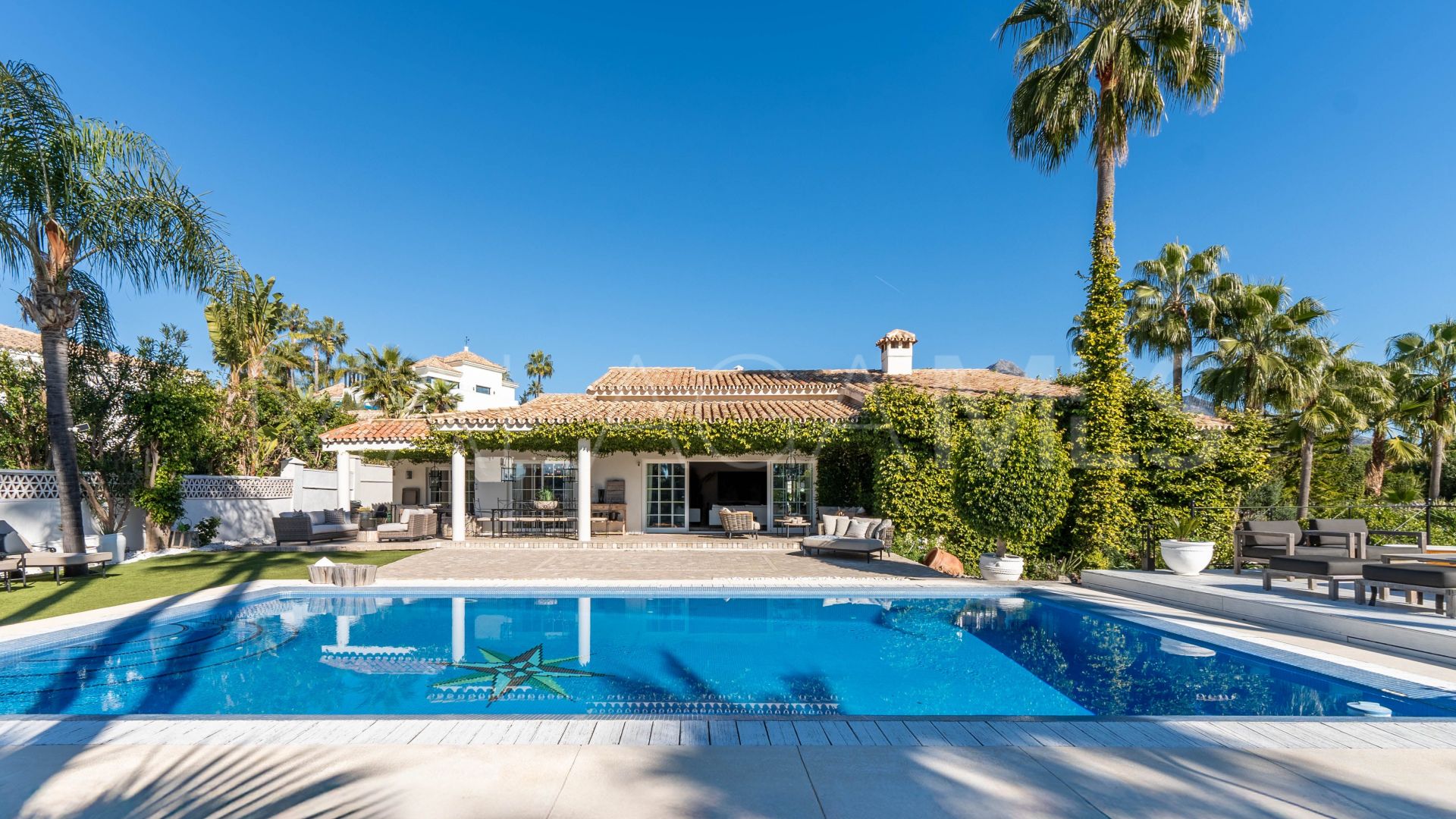 For sale 6 bedrooms villa in Nueva Andalucia