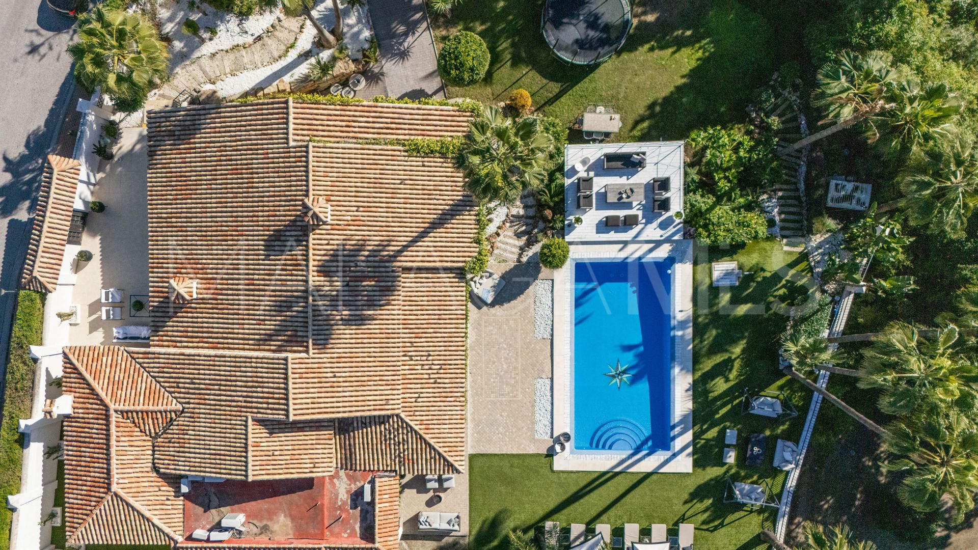 For sale 6 bedrooms villa in Nueva Andalucia