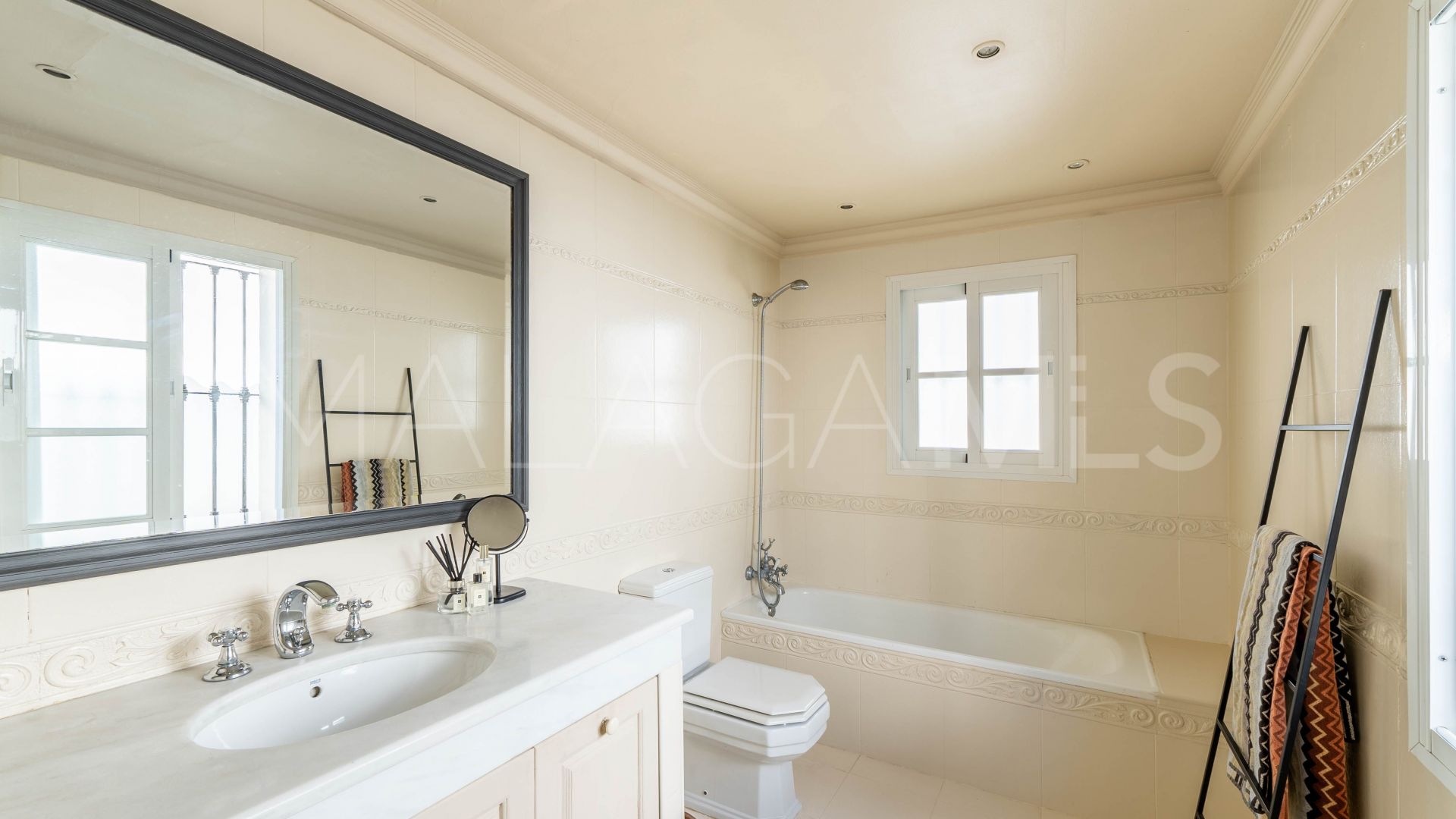 For sale 6 bedrooms villa in Nueva Andalucia