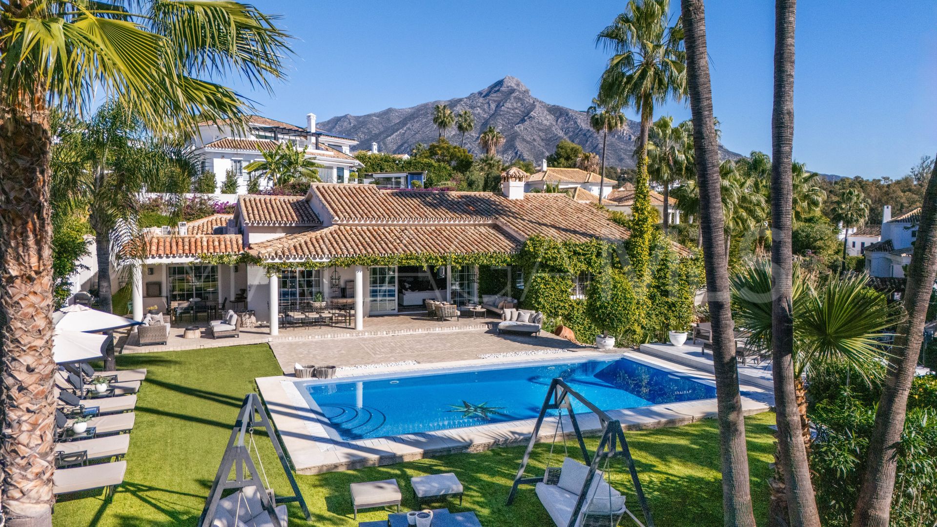 For sale 6 bedrooms villa in Nueva Andalucia