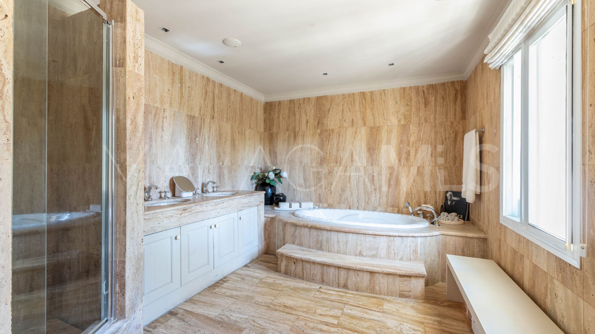 For sale 6 bedrooms villa in Nueva Andalucia