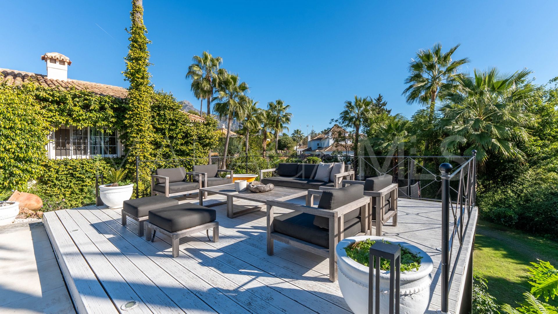 For sale 6 bedrooms villa in Nueva Andalucia