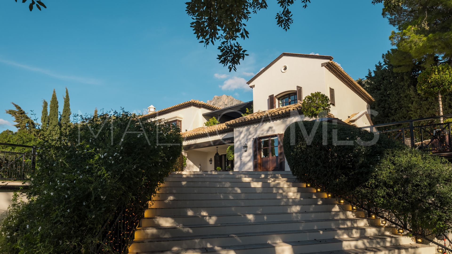 Villa for sale in Cascada de Camojan