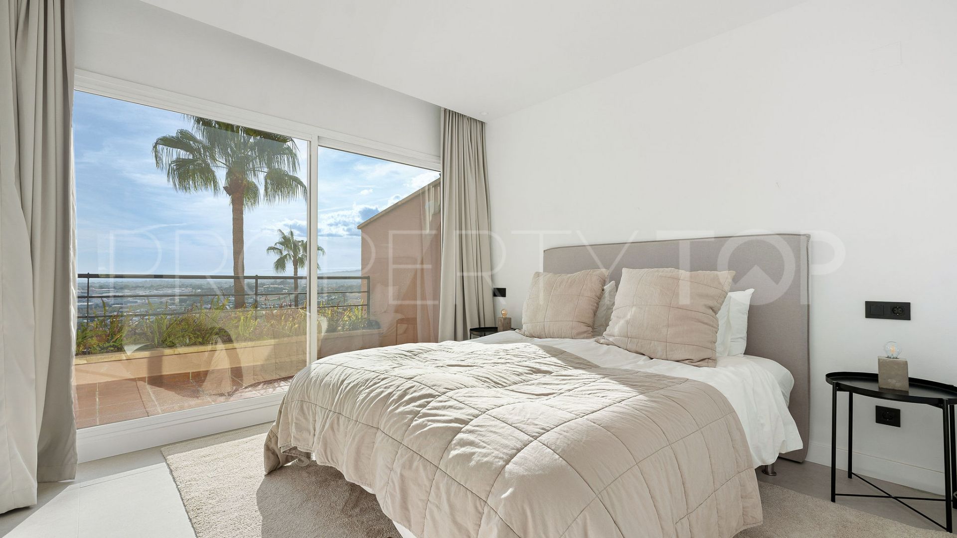 Magna Marbella, atico duplex en venta de 3 dormitorios