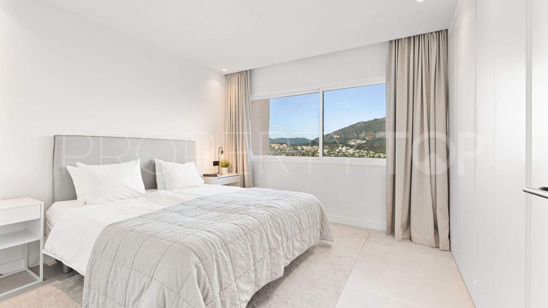 Magna Marbella, atico duplex en venta de 3 dormitorios