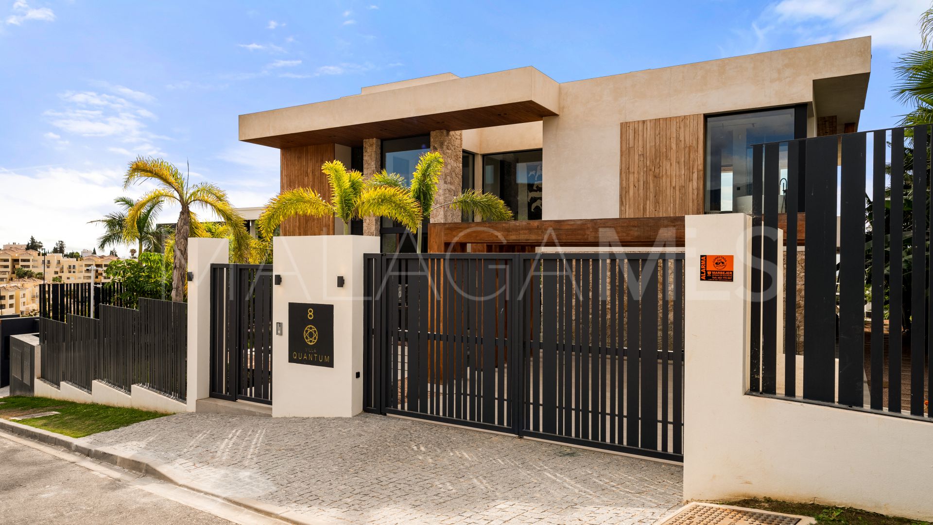 Buy 6 bedrooms villa in Los Flamingos