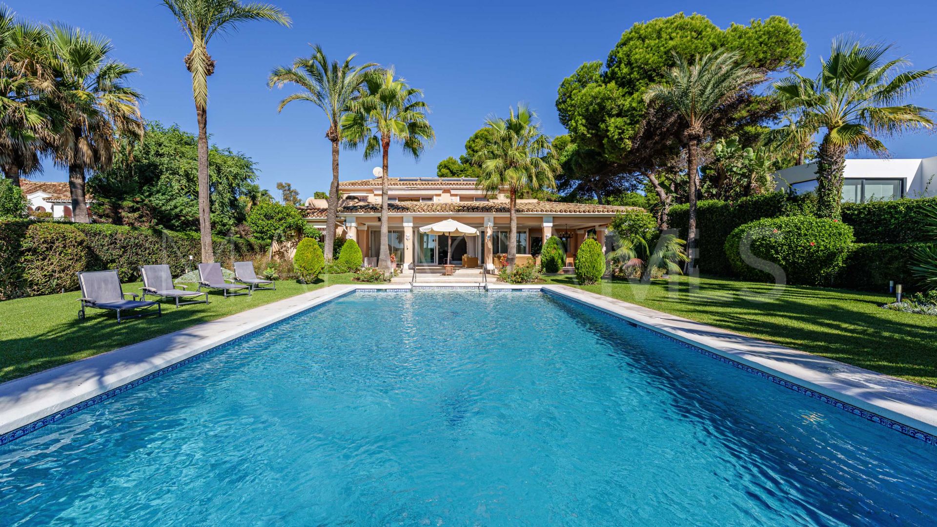 Villa a la venta de 9 bedrooms in New Golden Mile