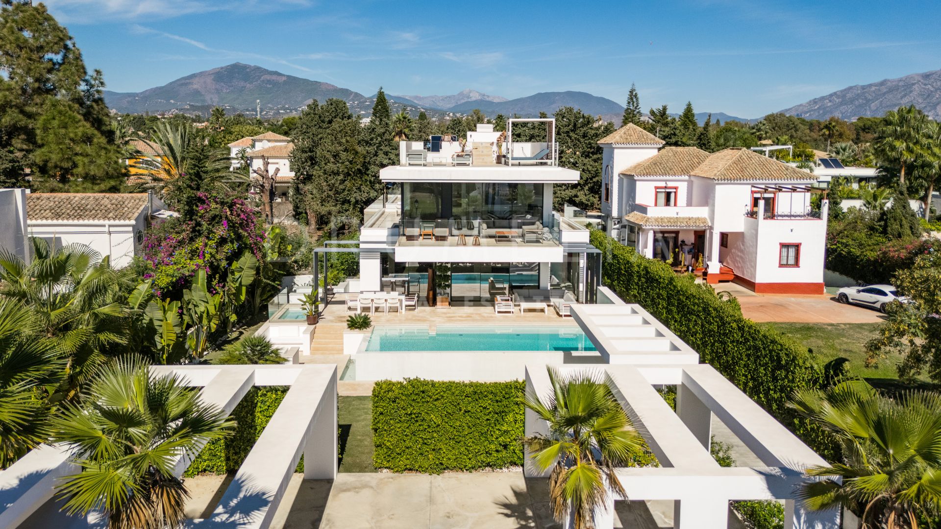 Villa Mirage - Tout nouveau : Superbe villa contemporaine, à distance de marche de la plage, sur la nouvelle plage du Golden Mile - Estepona