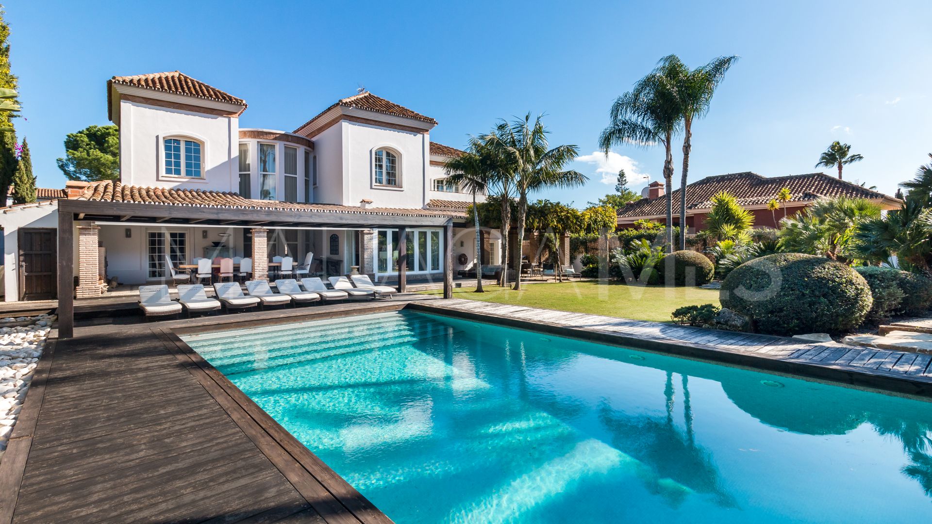 Villa for sale in Nueva Andalucia