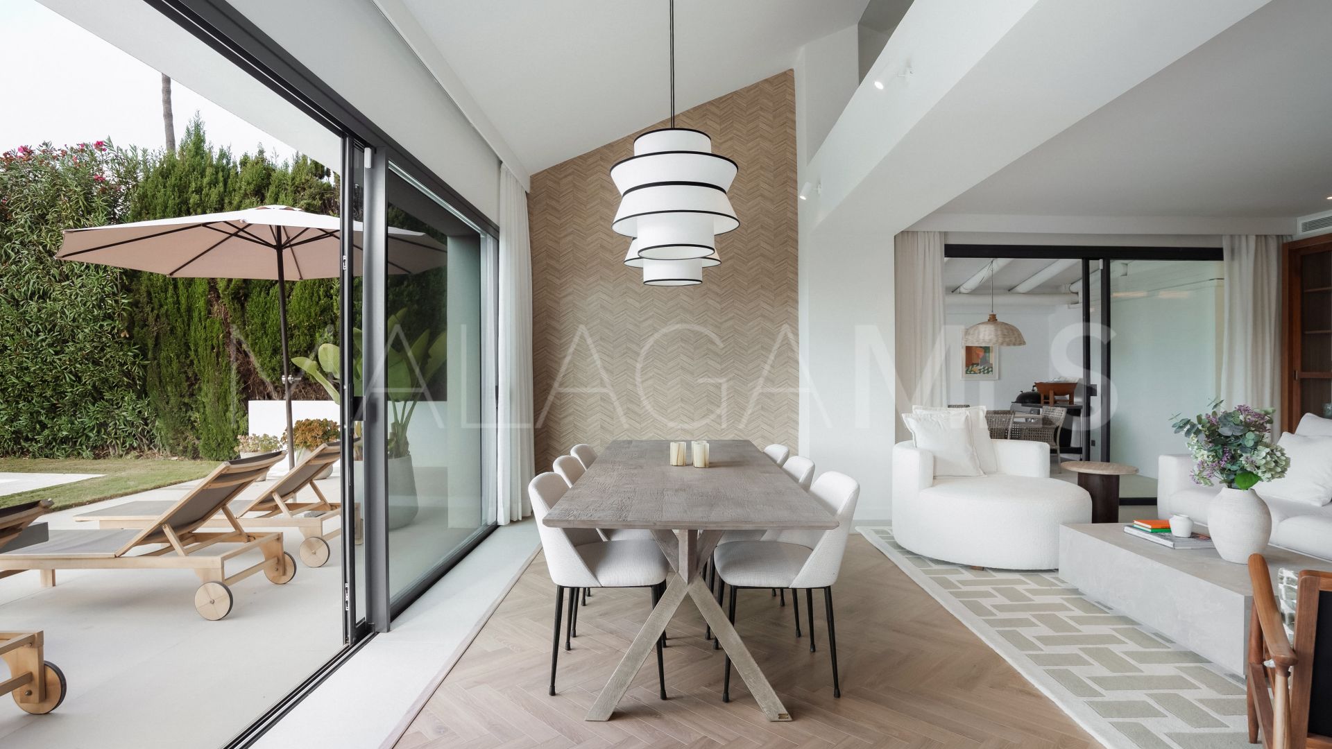 For sale villa in Nueva Andalucia