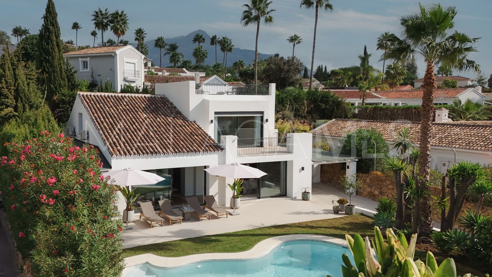 For sale villa in Nueva Andalucia