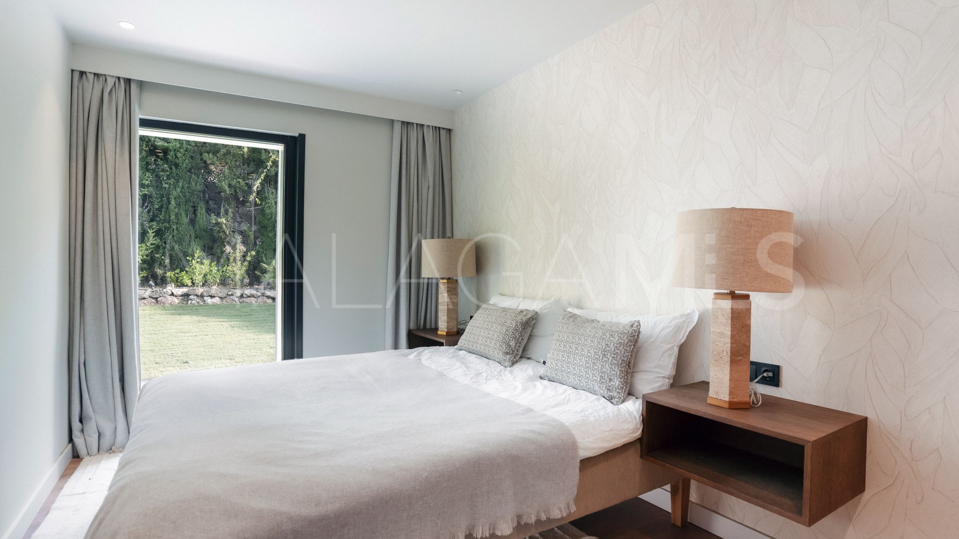 For sale villa in Nueva Andalucia