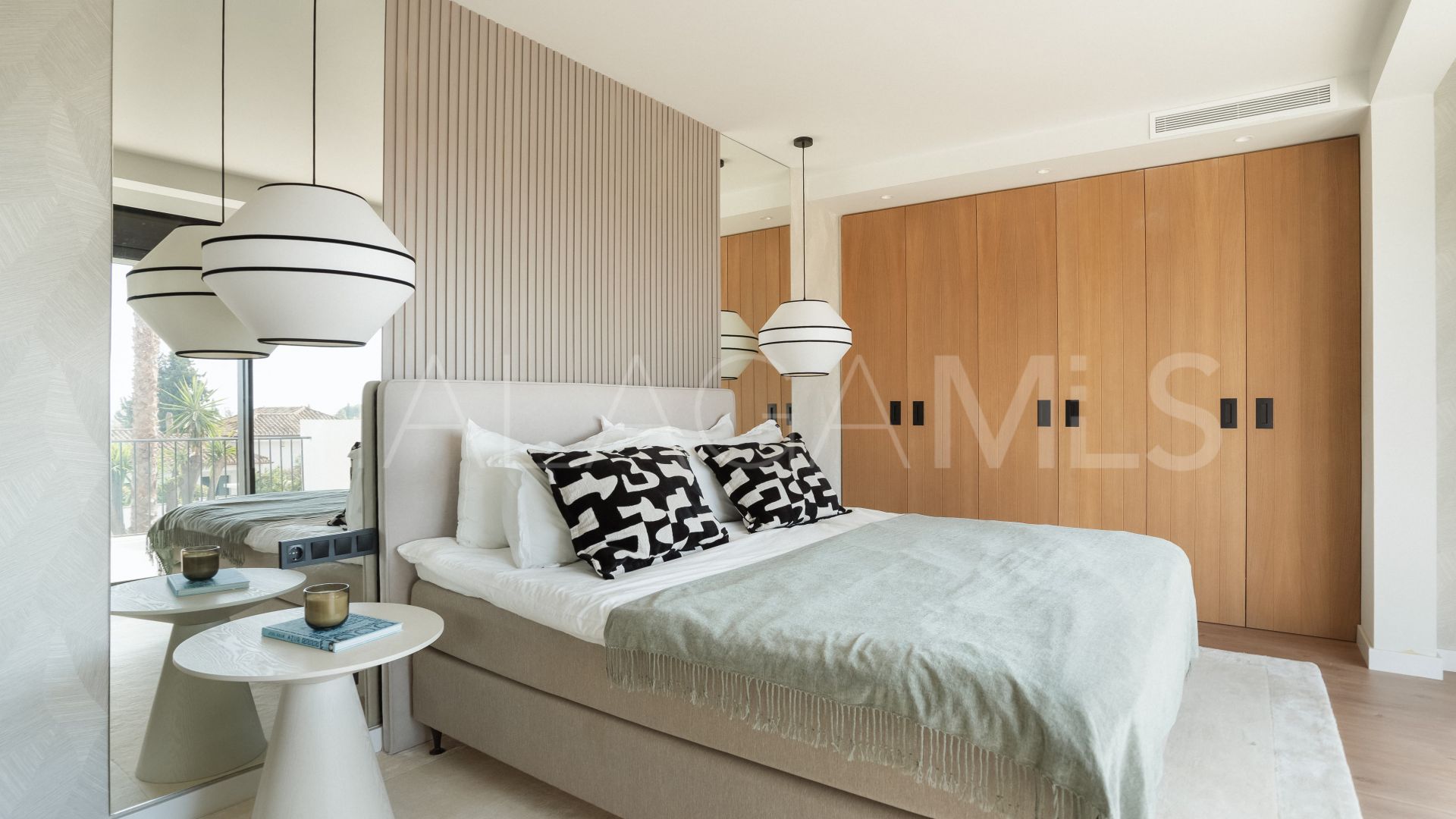 For sale villa in Nueva Andalucia