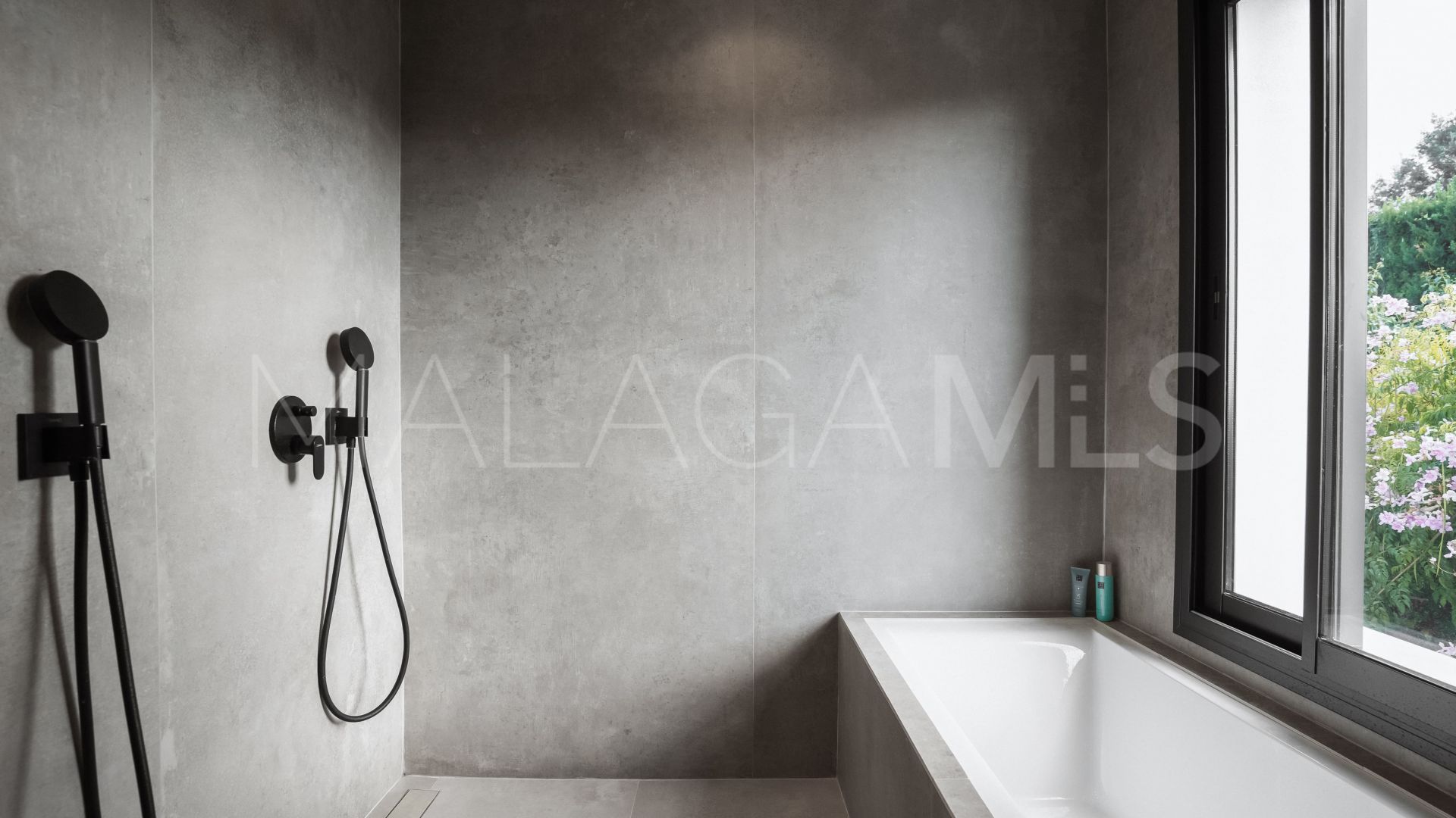 For sale villa in Nueva Andalucia