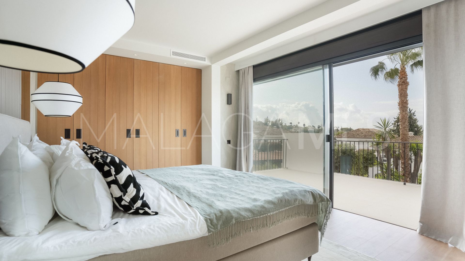 For sale villa in Nueva Andalucia