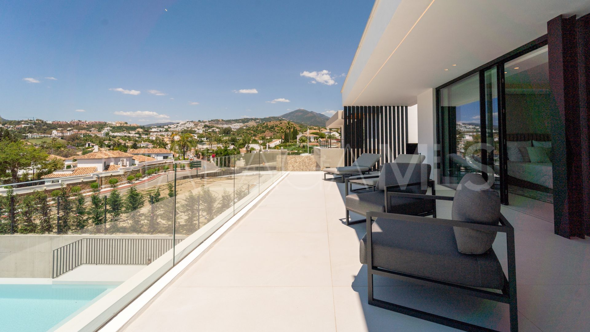 Villa for sale in Nueva Andalucia