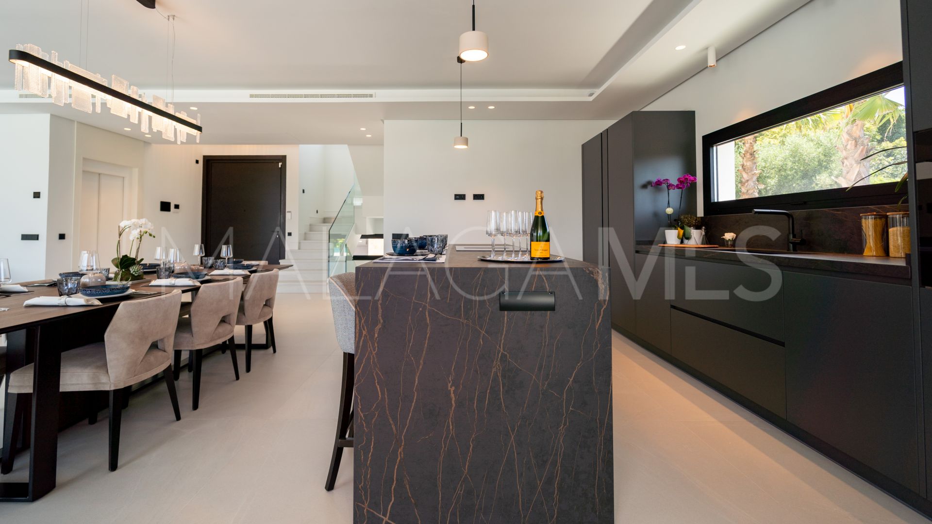 Villa for sale in Nueva Andalucia