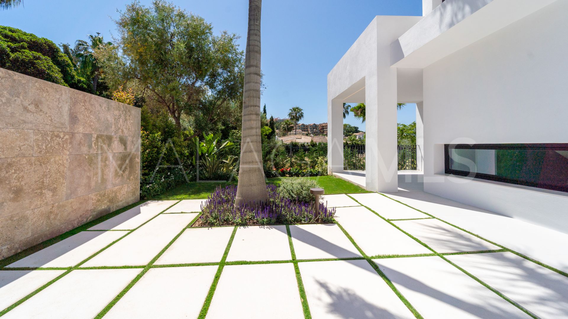 Villa for sale in Nueva Andalucia