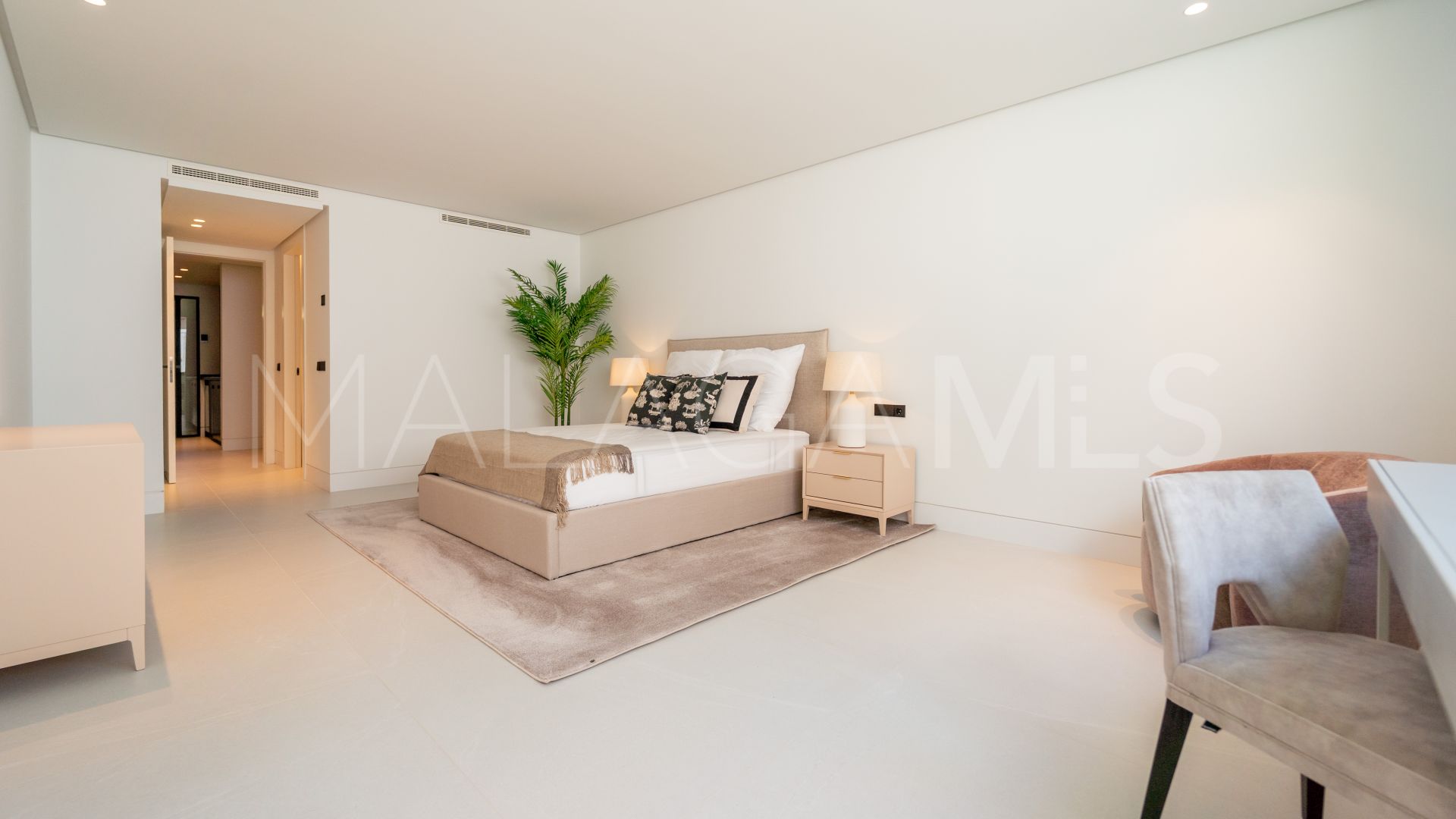 Villa for sale in Nueva Andalucia