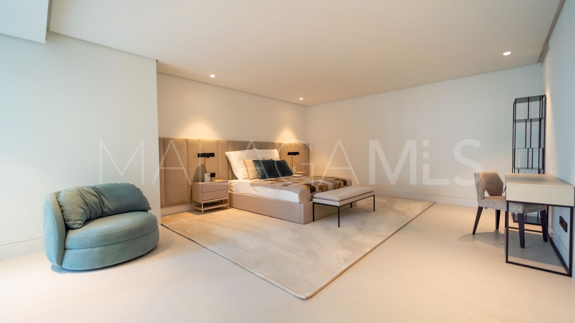 Villa for sale in Nueva Andalucia