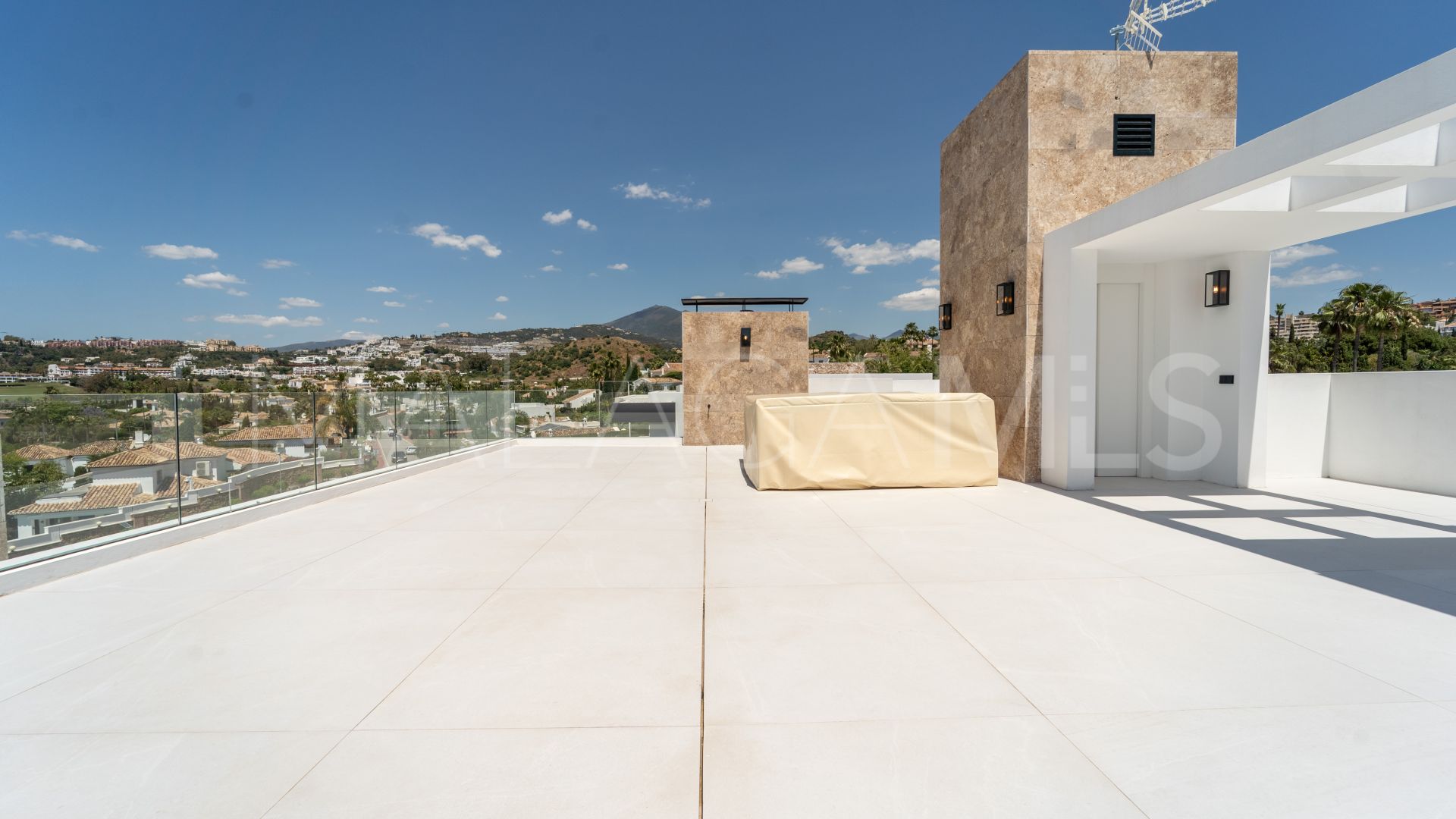 Villa for sale in Nueva Andalucia