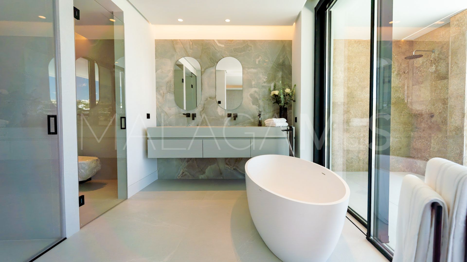 Villa for sale in Nueva Andalucia