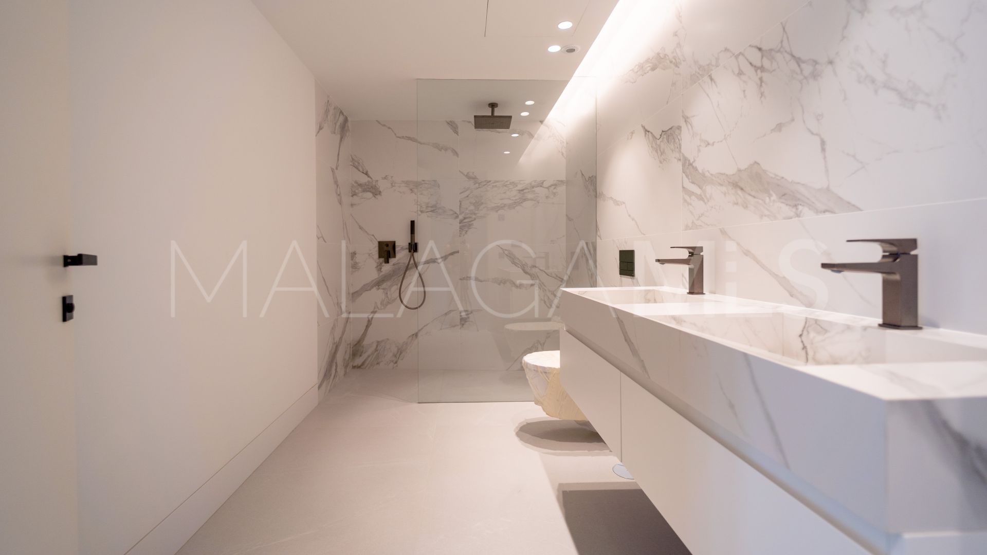 Villa for sale in Nueva Andalucia