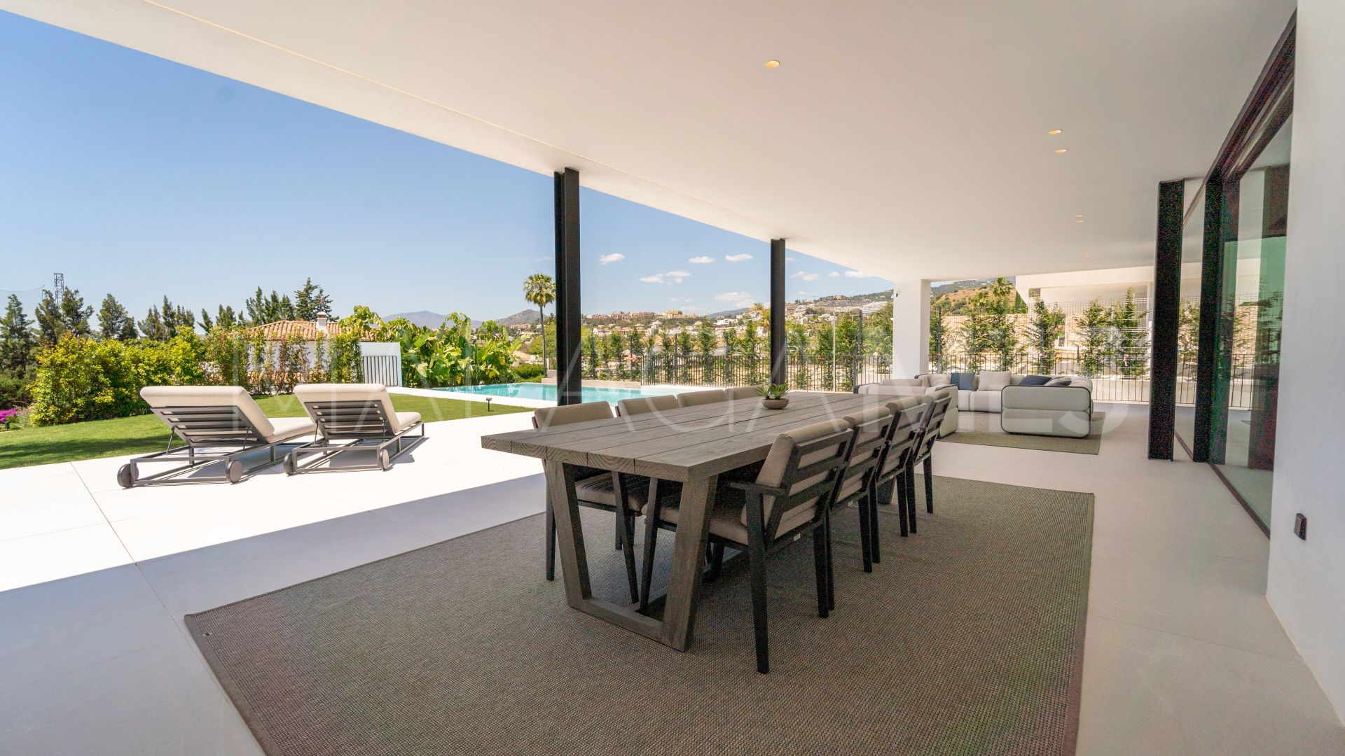 Villa for sale in Nueva Andalucia