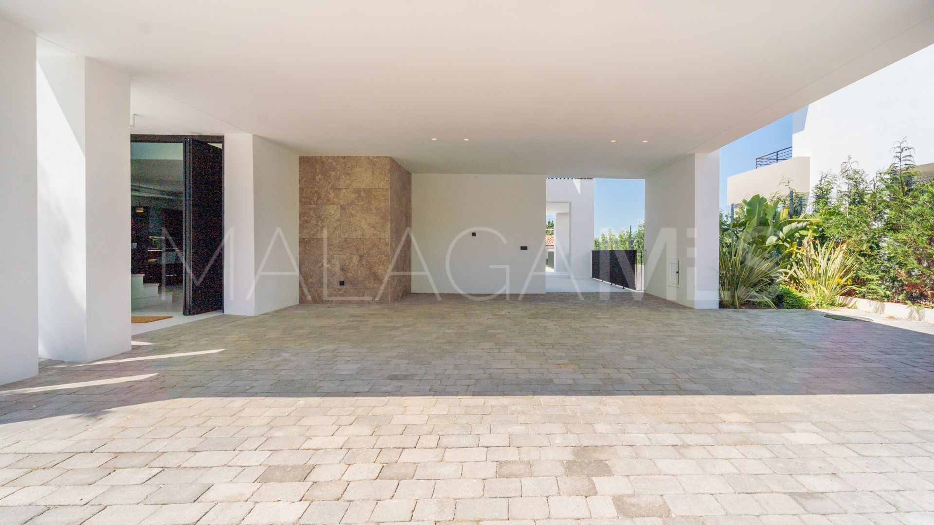 Villa for sale in Nueva Andalucia