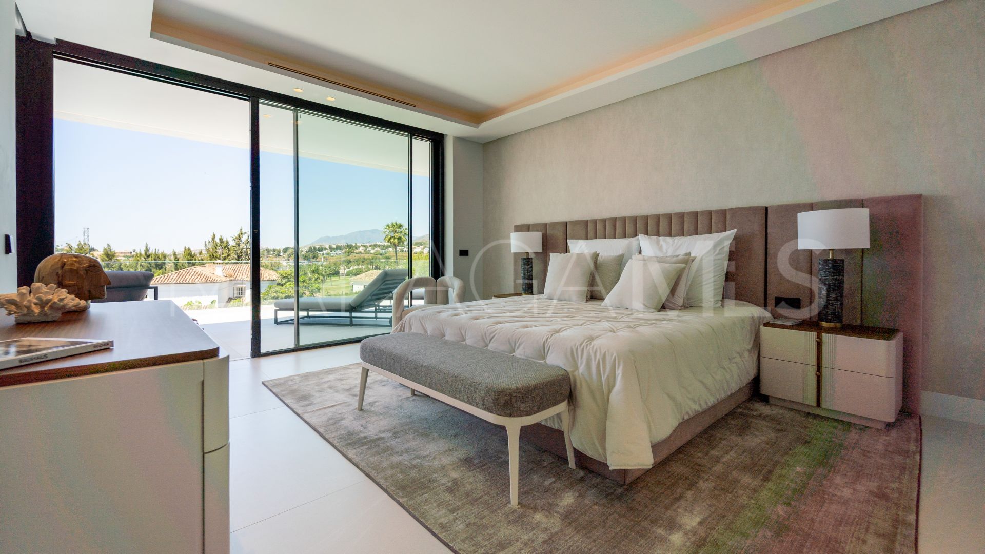 Villa for sale in Nueva Andalucia