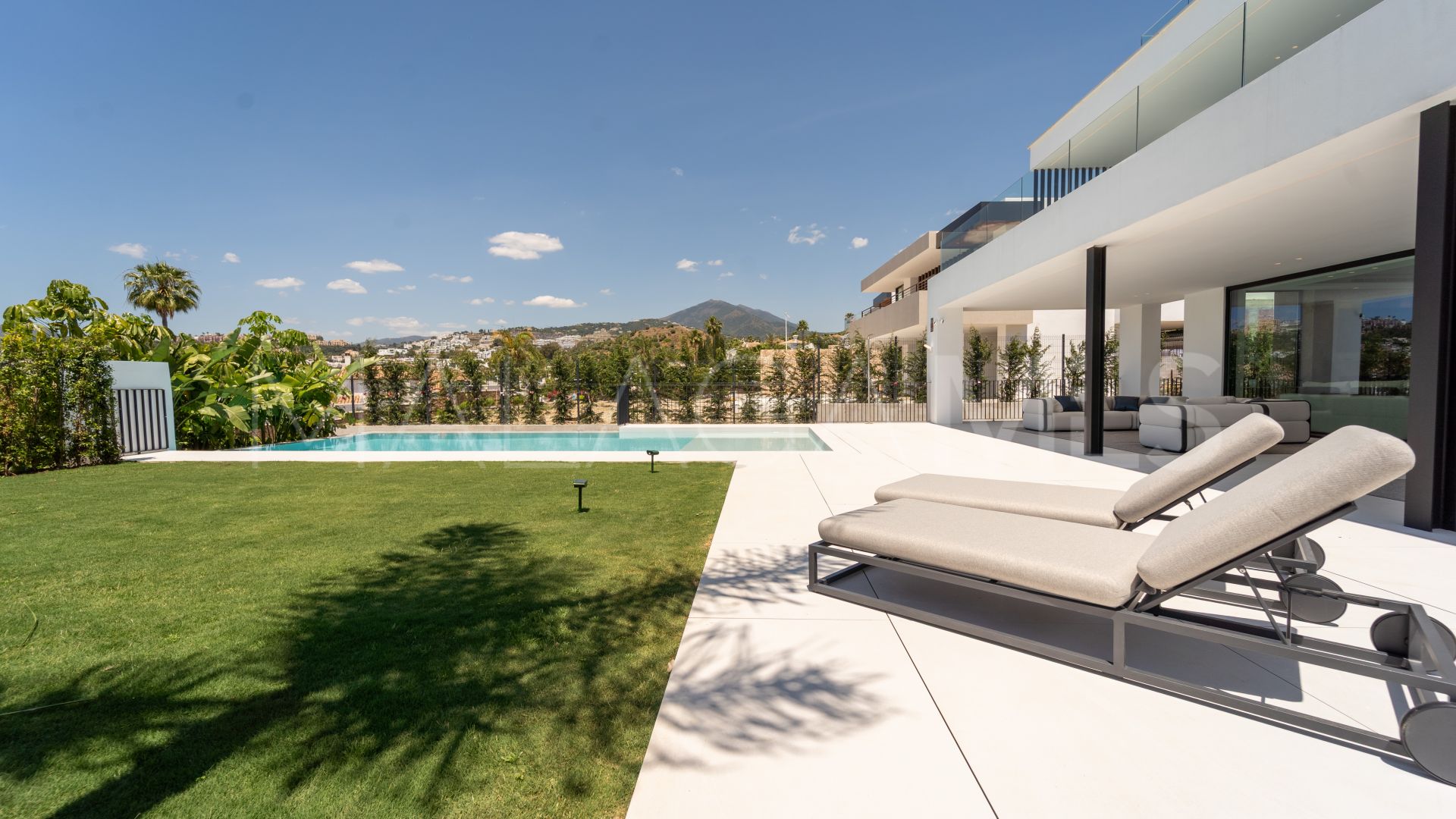 Villa for sale in Nueva Andalucia