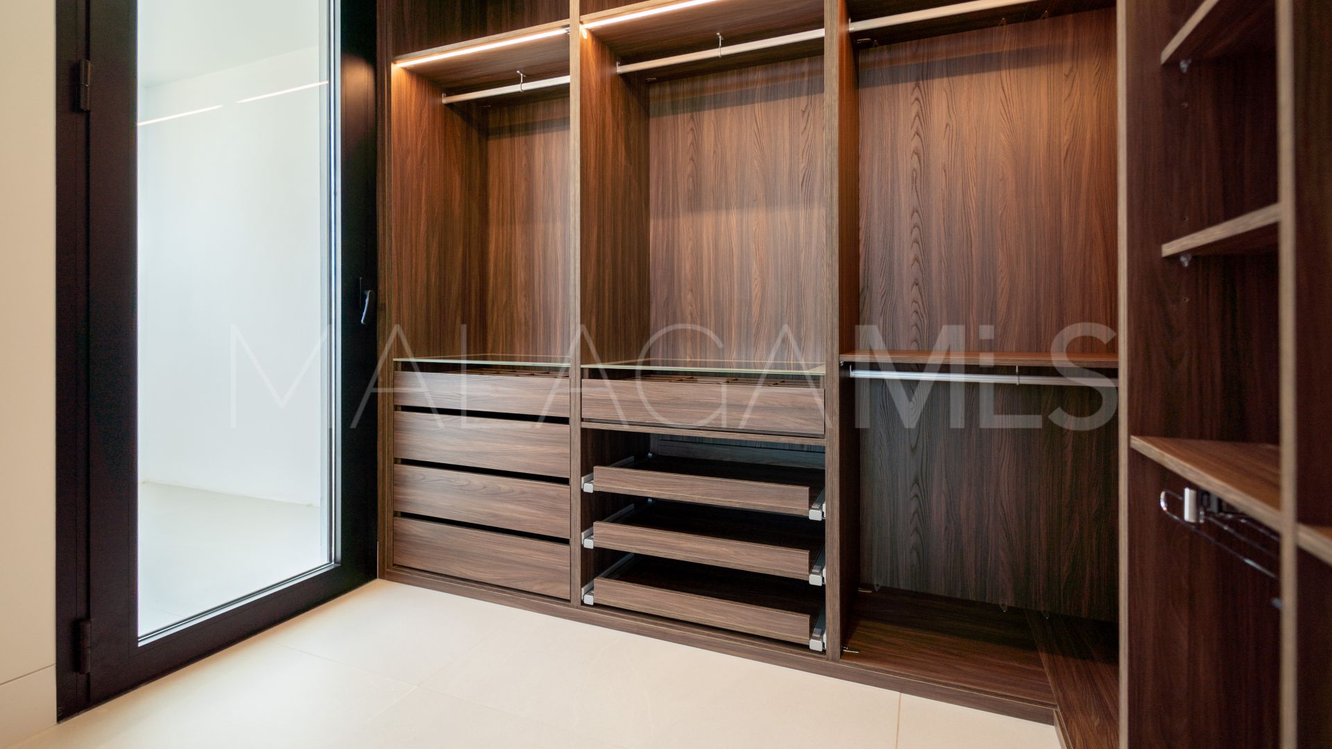 Villa for sale in Nueva Andalucia