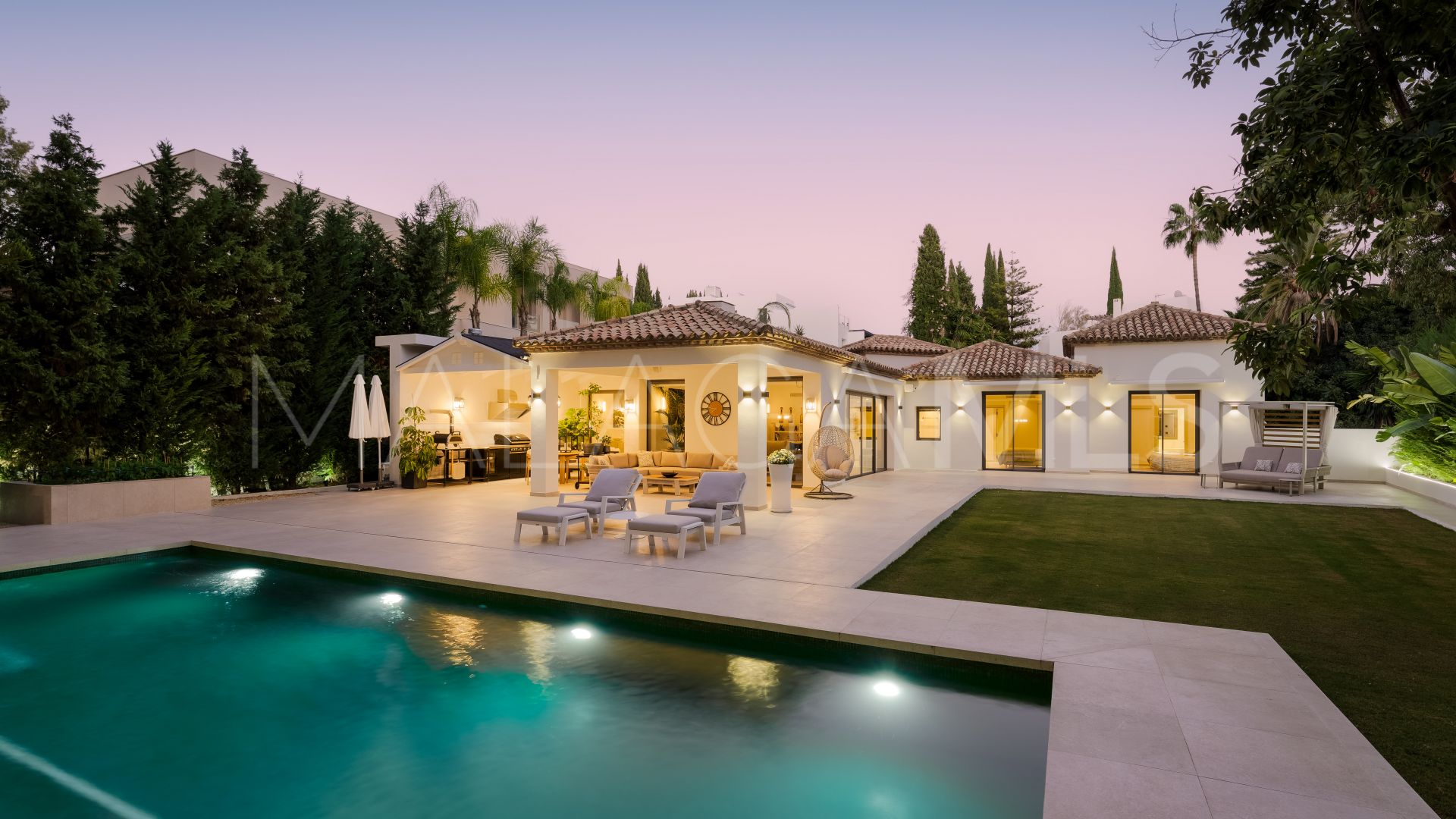 Villa for sale in Nueva Andalucia