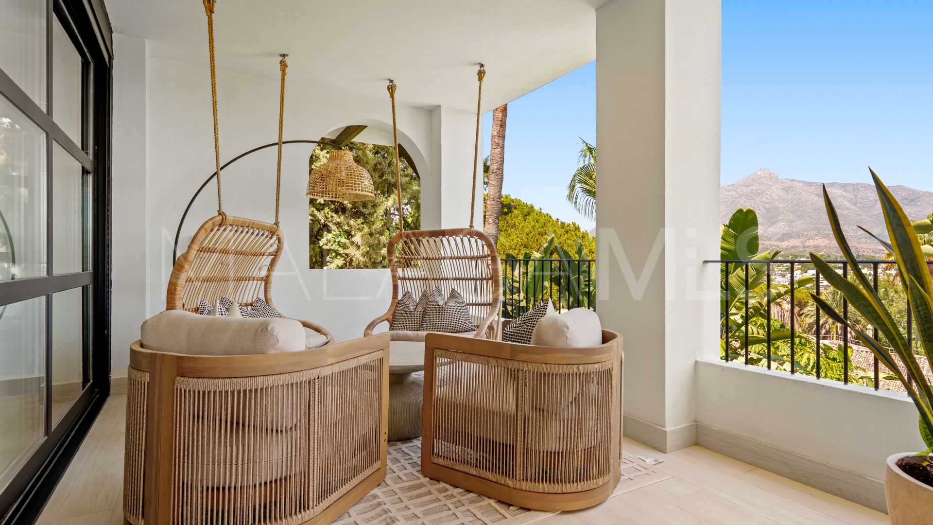 For sale villa in Nueva Andalucia