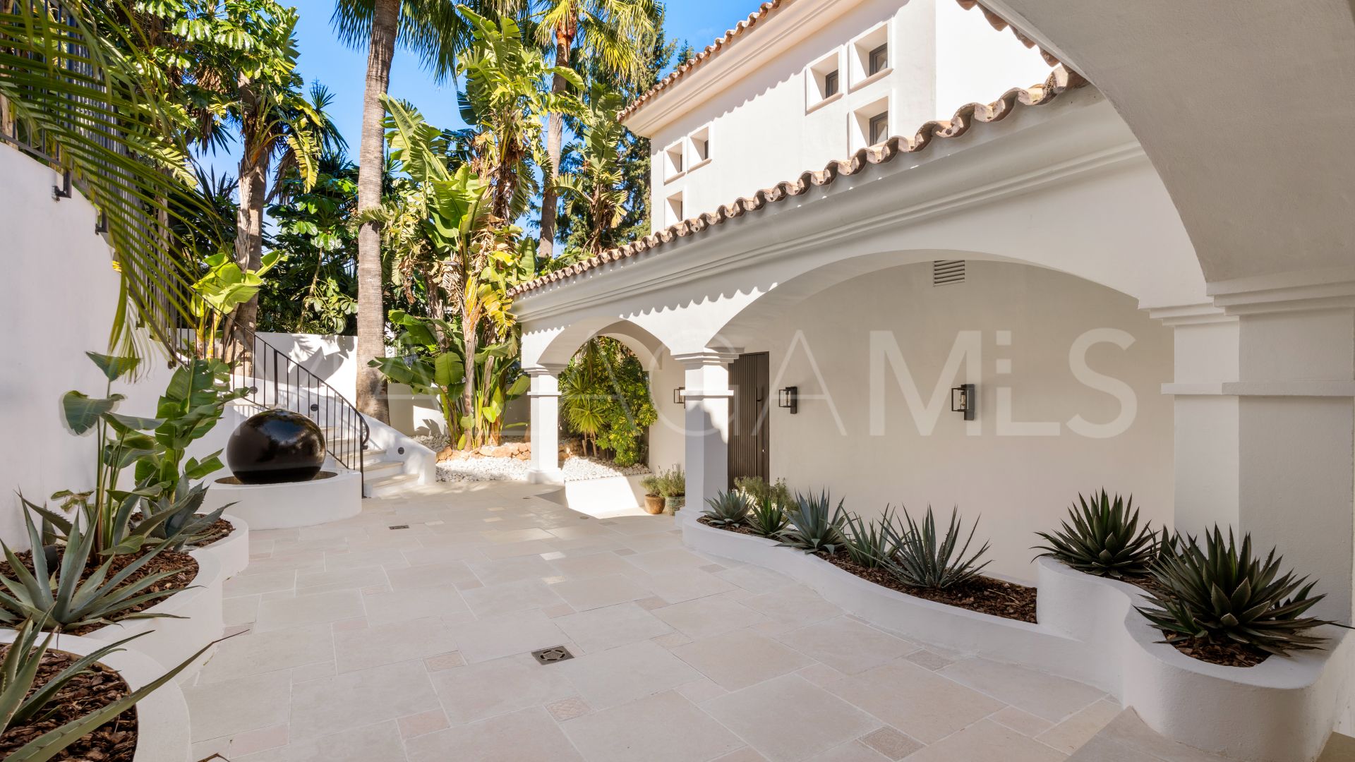 For sale villa in Nueva Andalucia